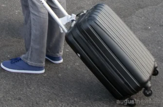 мужчина с чемоданом в аэропорту
