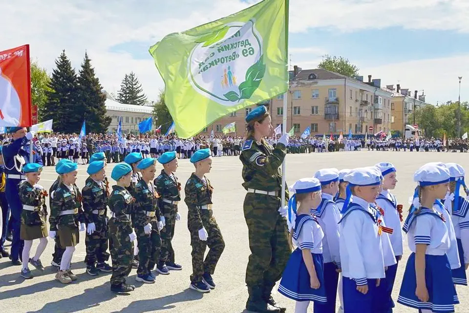 дети на параде Юные патриоты
