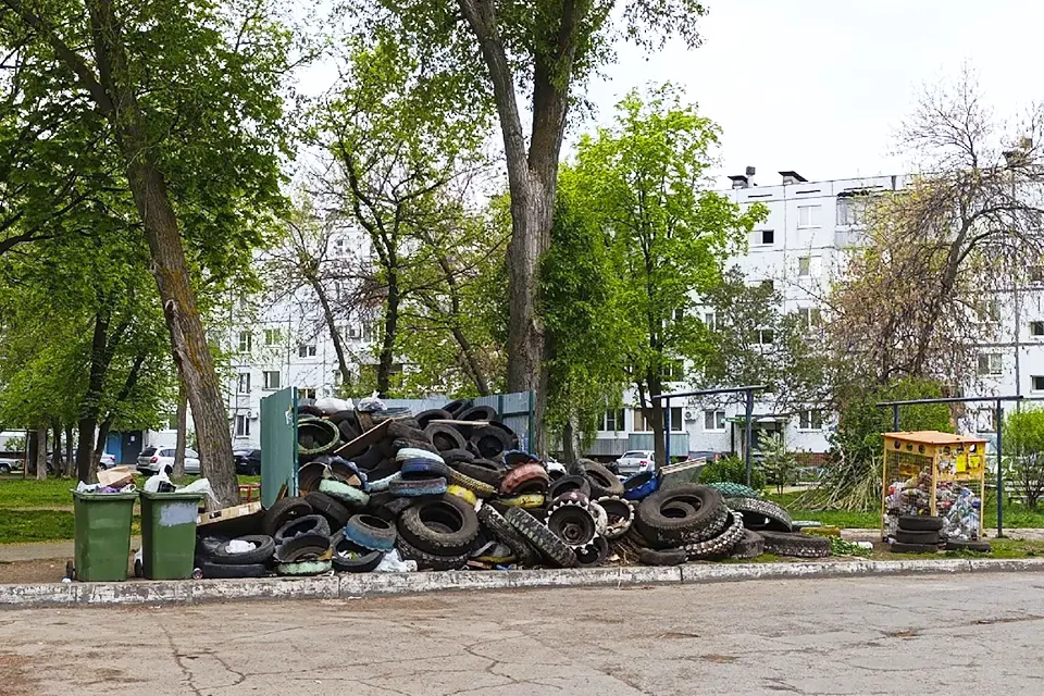 покрышки во дворе