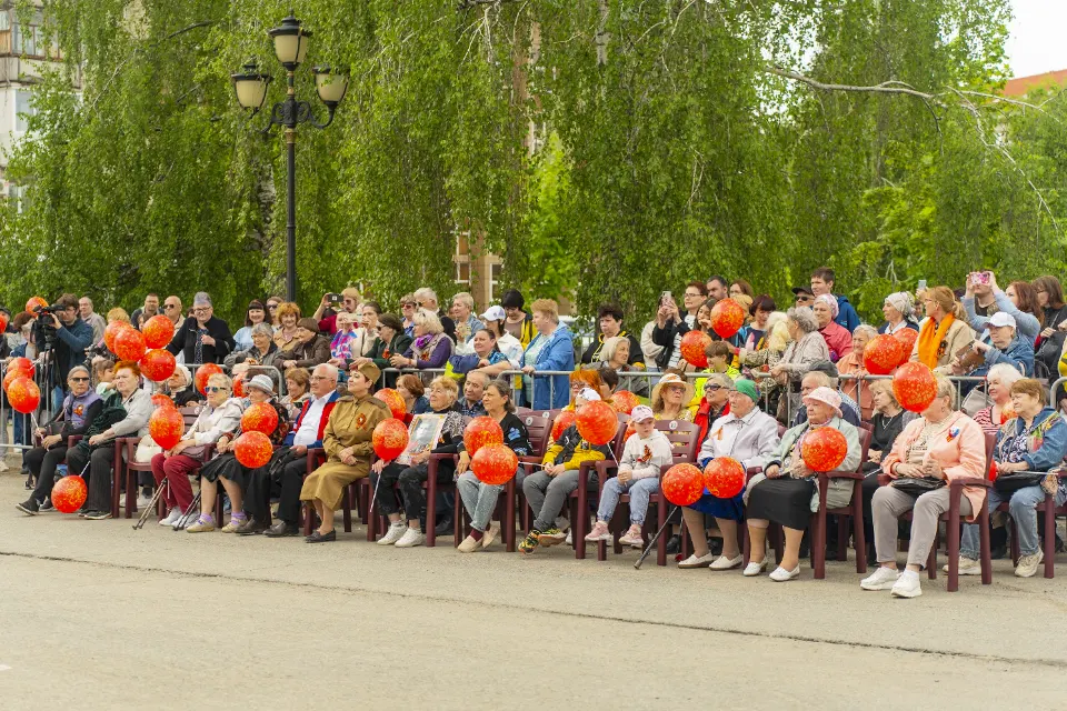 жители на концерте у филармонии