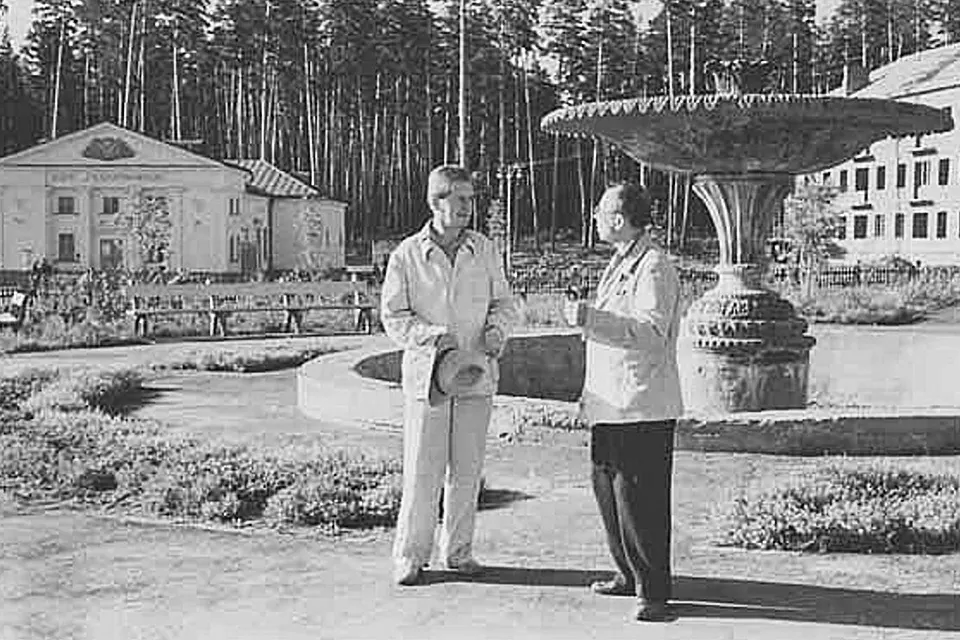 фонтан портпоселок 1954 клуб гидростроитель старое фото фонтан в Портпоселке в 1950-х годах