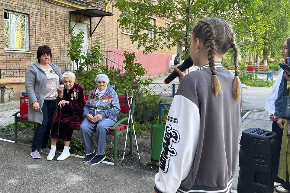 школьники поздравляют ветеранов
