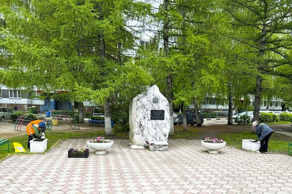 вазоны с цветами на улице Автостроителей