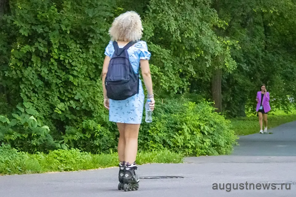 девушка катается на роликах