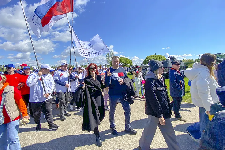 парк сахарова 1 мая шествие люди жители на Первомайском шествии