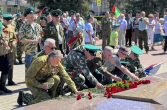 пограничники возлагают цветы на Площади Свободы