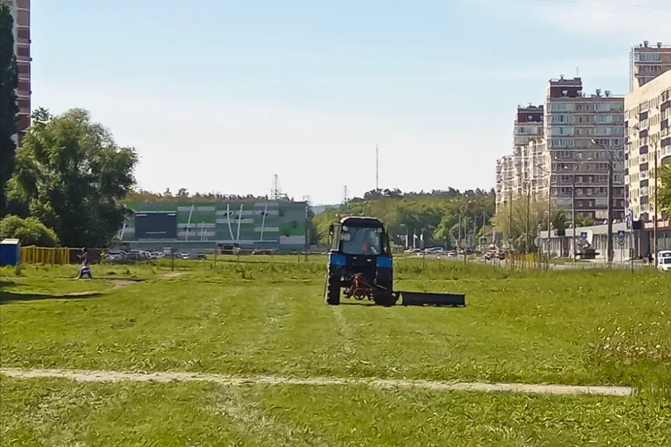 покос травы на бульваре Ленина