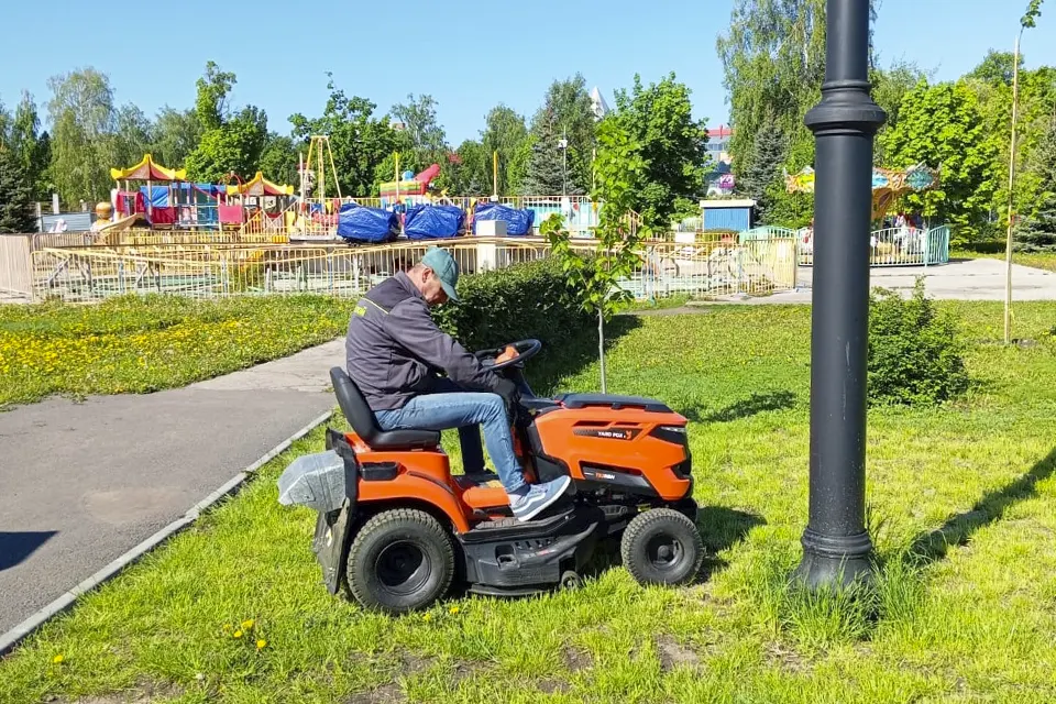 покос травы в парке