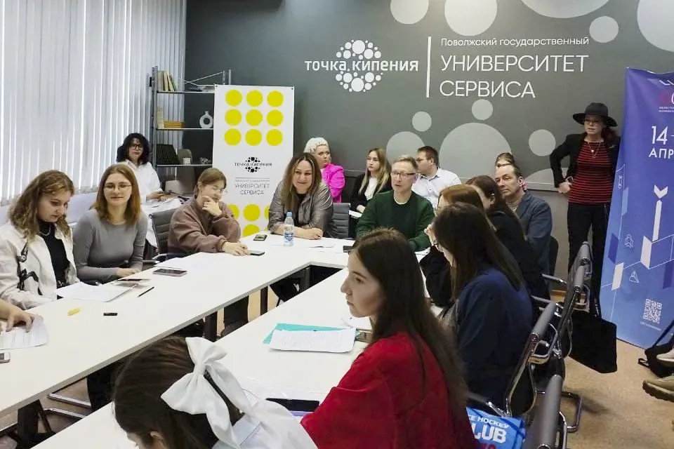 студенты ПВГУС