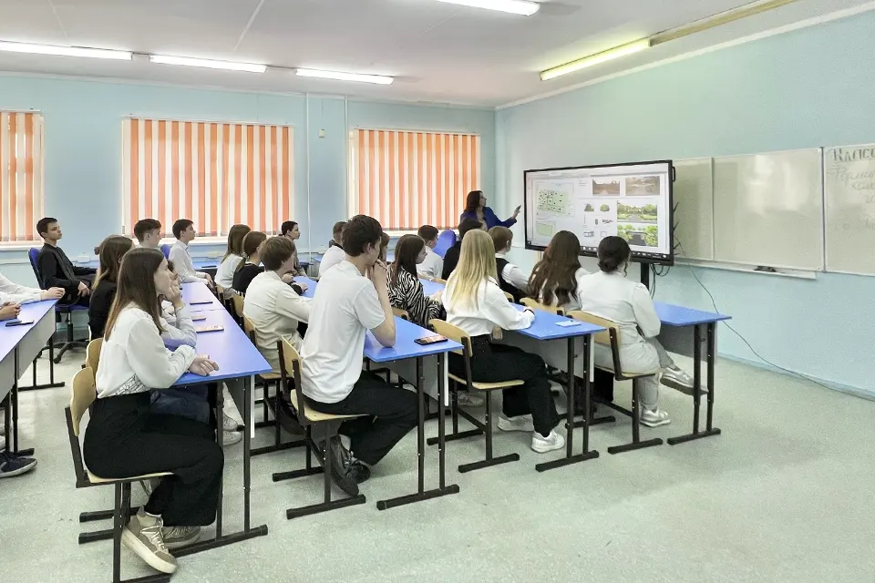 старшеклассники на классном часе