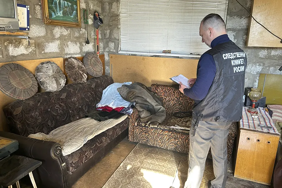 сотрудник СК в дачном доме