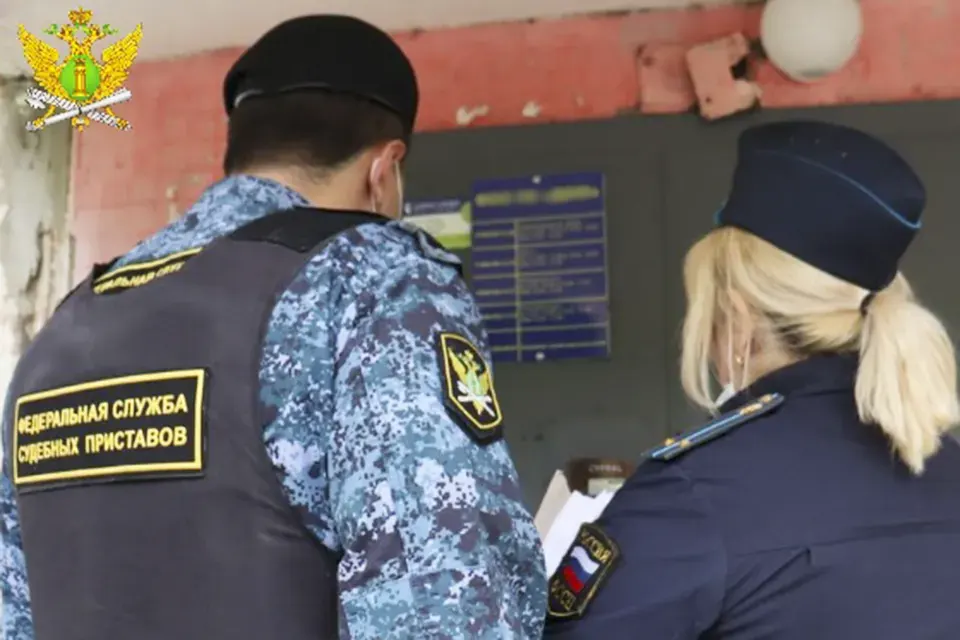 судебные приставы возле подъезда