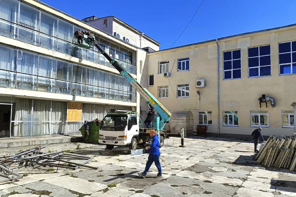 ремонт окон в театре Колесо