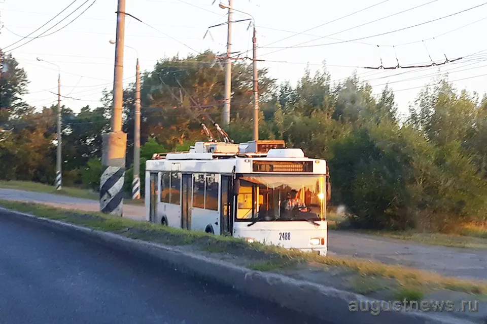 троллейбус №21 едет по улице Громовой