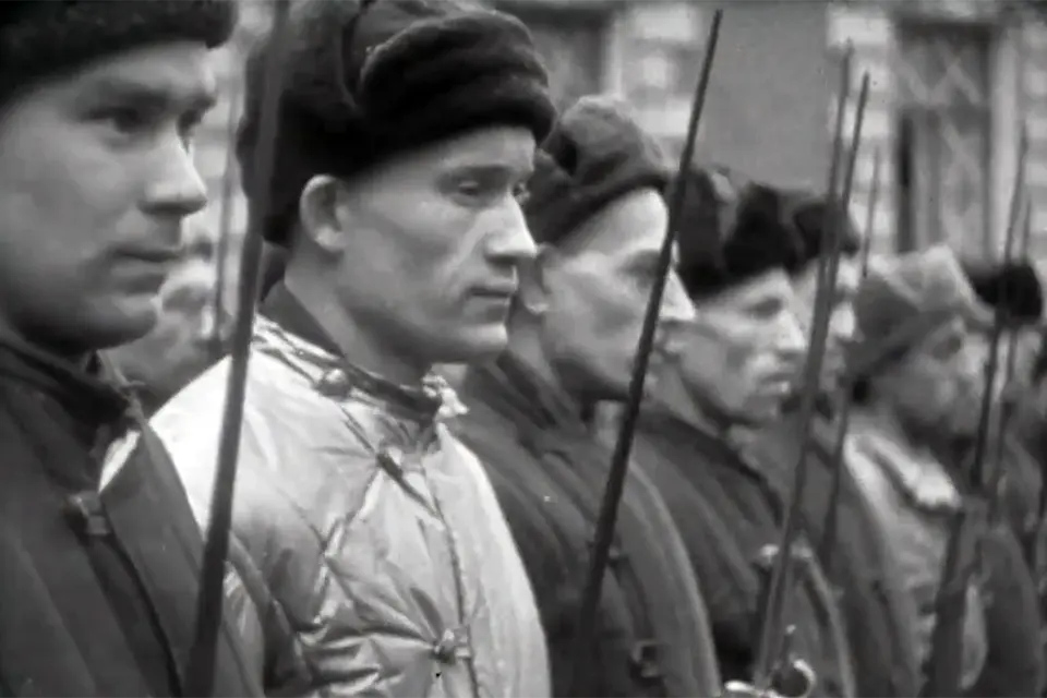 рядовые солдаты в строю