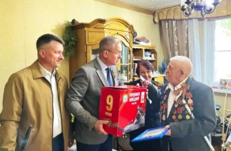 вручение удостоверения Почетный гражданин ветерану ВОВ