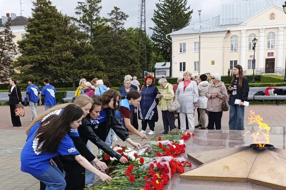 возложение цветов к Вечному огню 22 июня