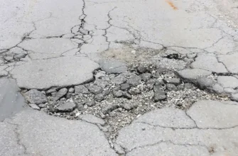 старый асфальт на дороге