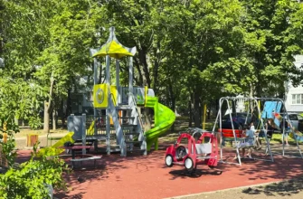 новая детская горка во дворе