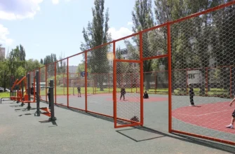 дети играют на новой спортивной площадке