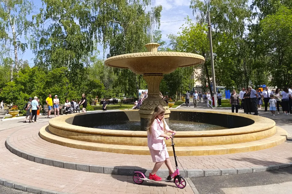 горожане возле фонтана в Портпоселке