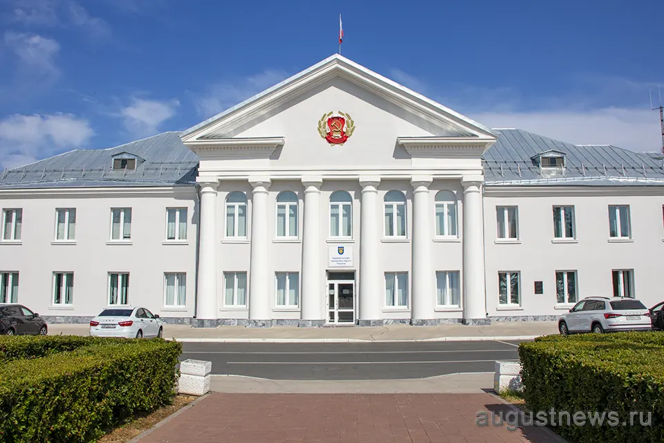 здание городской администрации на площади Свободы