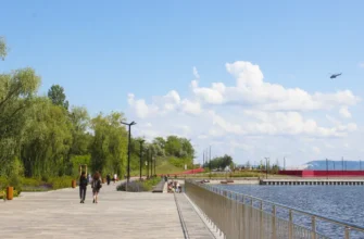 люди на набережной Автозаводского района