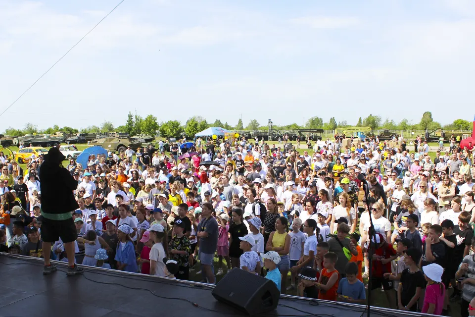 люди на концерте в парке Сахарова