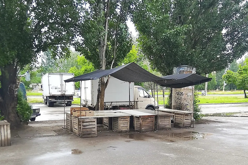 торговая палатка на тротуаре
