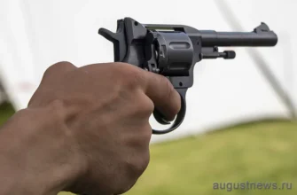 мужчина держит пистолет