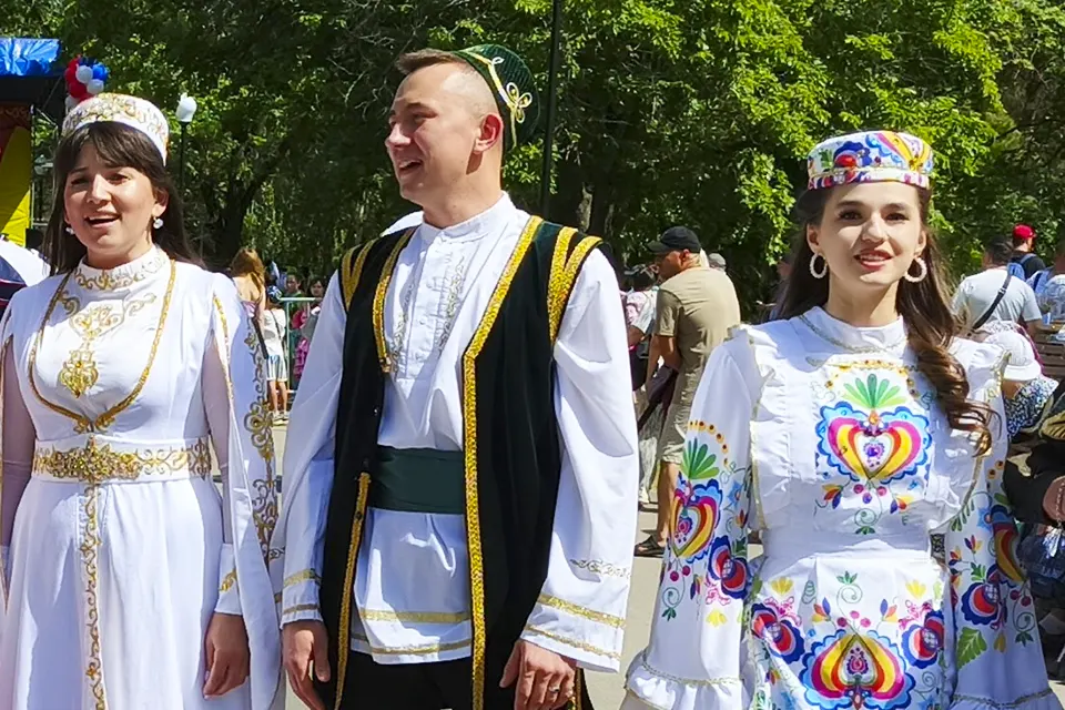 татары в национальных костюмах