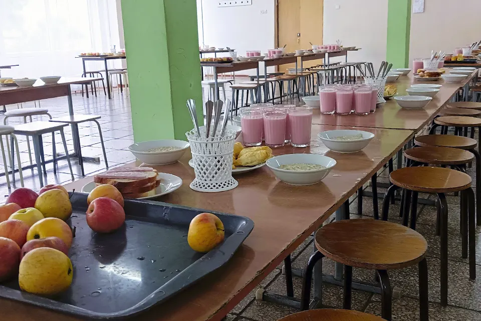 школа столовая лагерь еда завтрак каша яблоко завтрак в школьной столовой
