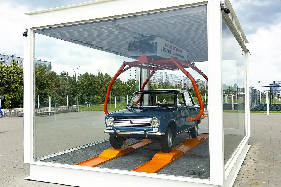 Памятник первому автомобилю ВАЗ