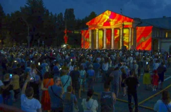 горожане на световом шоу