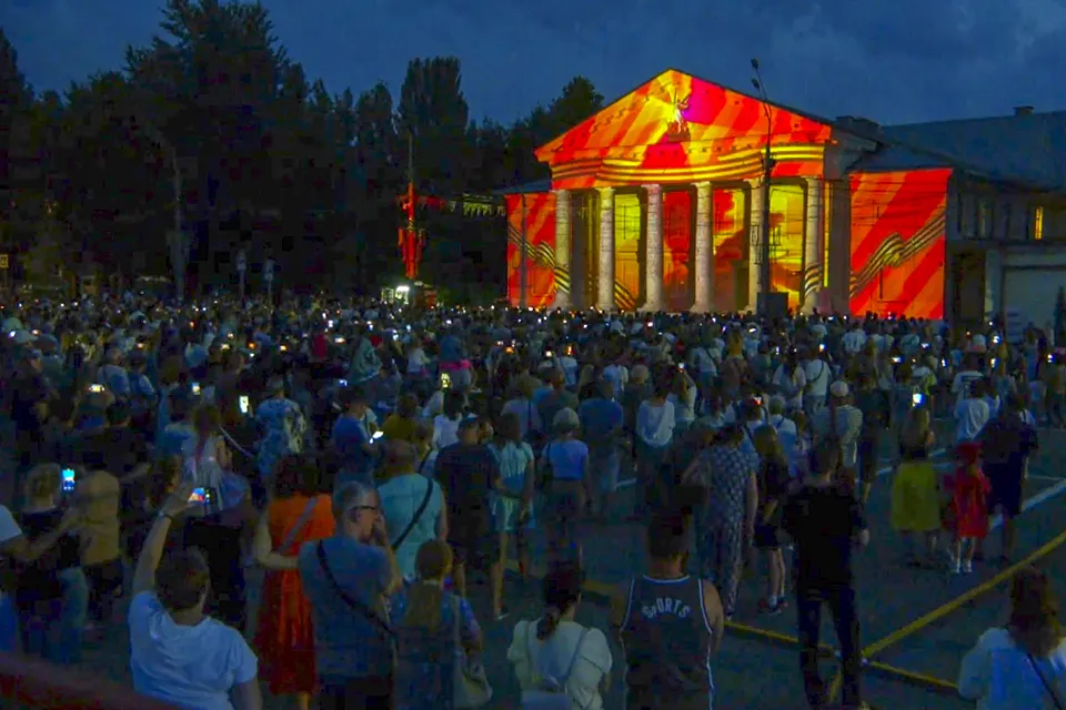 горожане на световом шоу