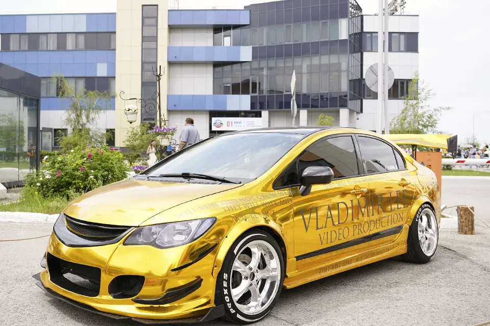 автомобиль на выставке