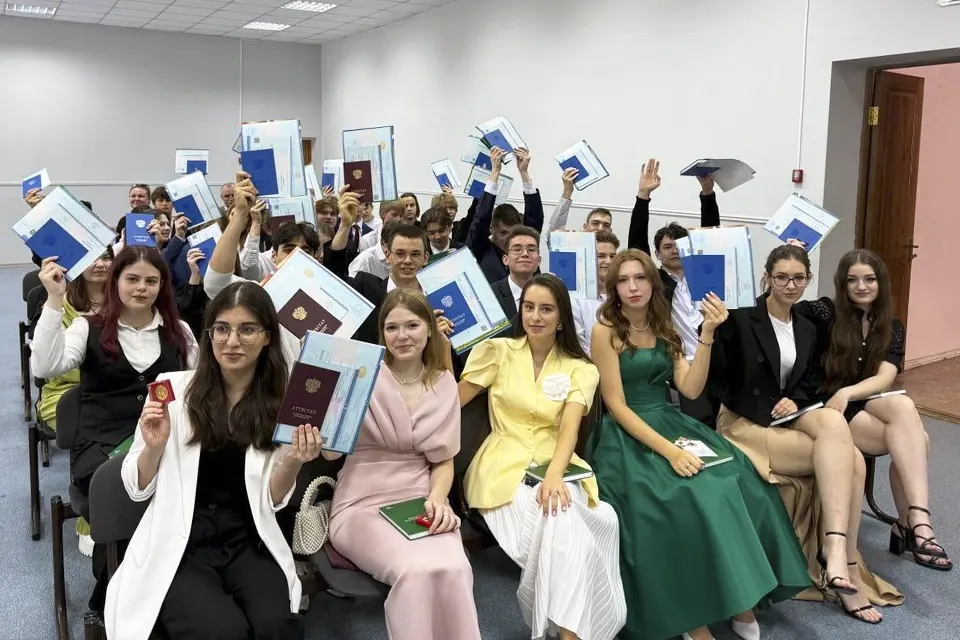 выпускники с аттестатами