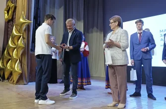 вручение медали выпускнику