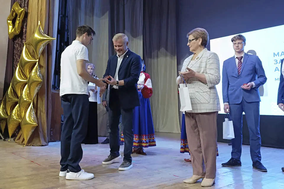 вручение медали выпускнику