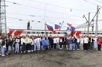 выпускник на железнодорожном вокзале