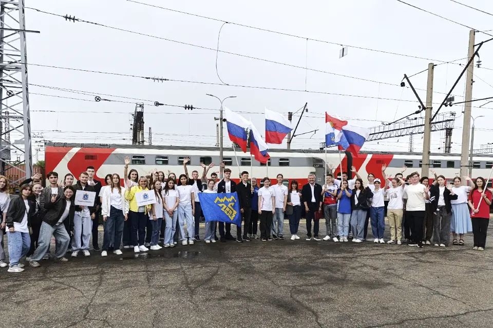 выпускник на железнодорожном вокзале