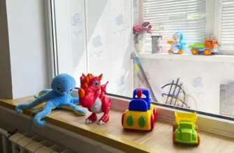 детская игрушка на подоконнике