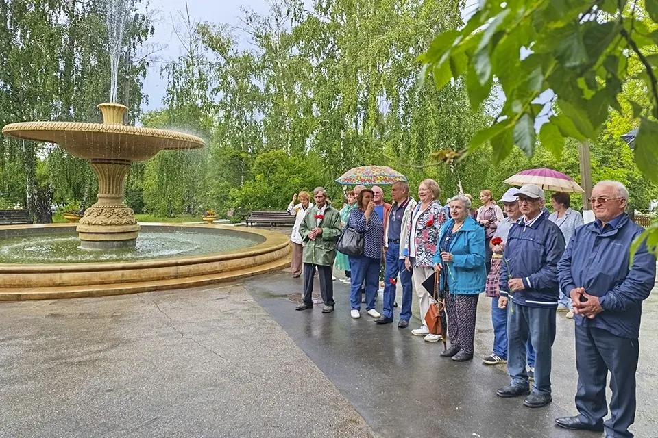 горожане у фонтана в Портпоселке