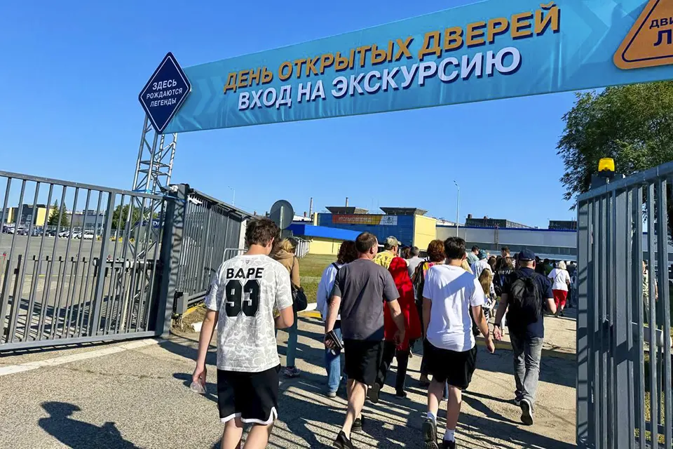 горожане идут на экскурсию на АВТОВАЗ