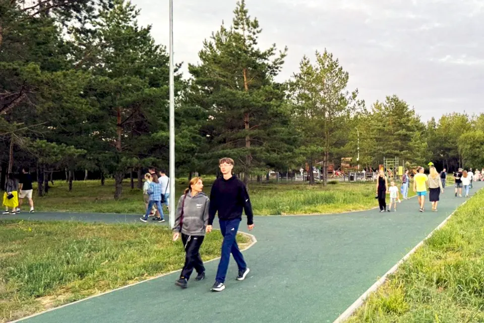 горожане в дендропарке