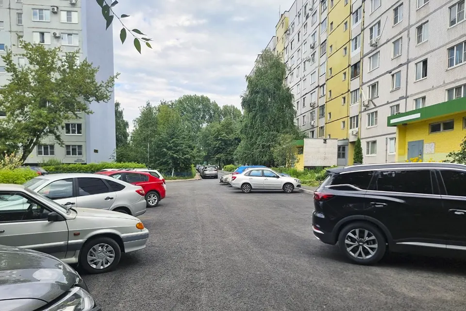 двор ремонт юбилейная 83 дорога парковка машина внутриквартальная дорога после ремонта