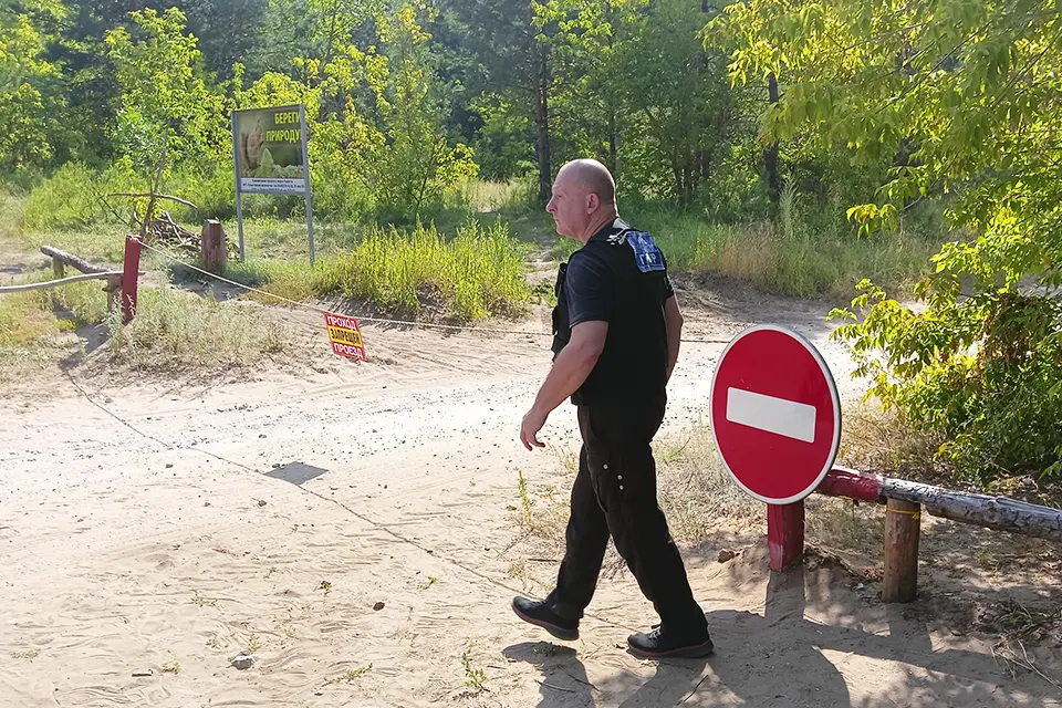 сотрудник ЧОП на въезде в лес
