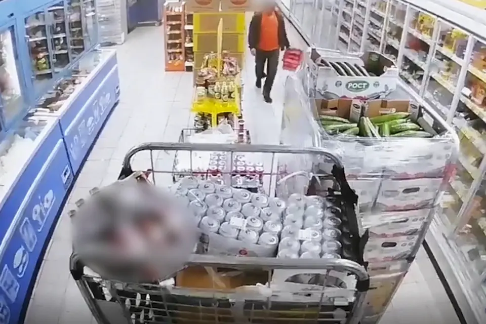 мужчина в магазине