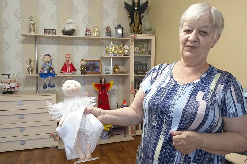 мастерица со своими куклами