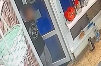 молодой человек открыл дверь в магазин